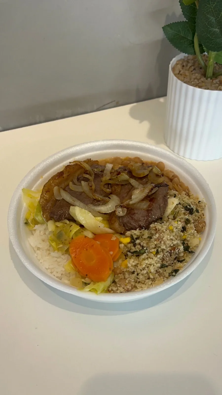 Marmita com bife acebolado, legumes e farofa